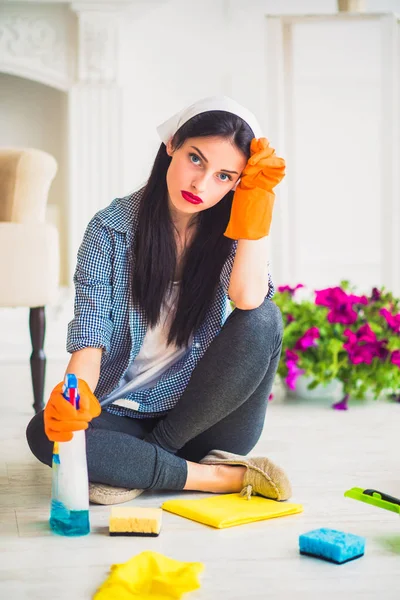 Junge Müde Hausfrau Sitzt Hause Mit Reinigungsmitteln Auf Dem Fußboden — Stockfoto