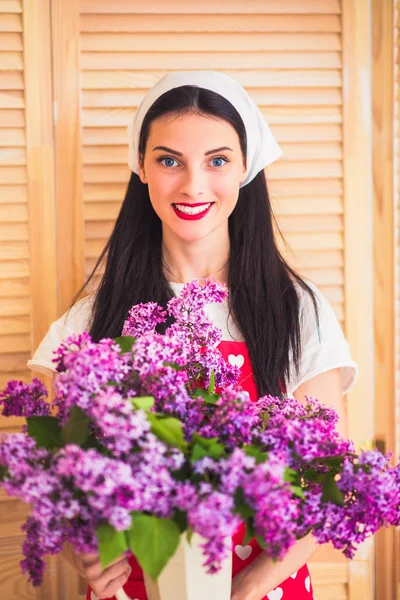 Mladá Krásná Žena Domácnosti Stojí Doma Květiny — Stock fotografie