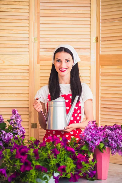 Jonge Mooie Huisvrouw Staat Buurt Van Bloemen Bloempot Thuis Besproeiing — Stockfoto