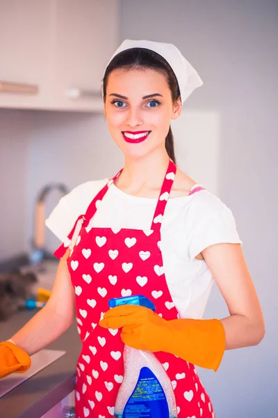 Ritratto Una Giovane Casalinga Sorridente Che Pulisce Cucina Casa — Foto Stock