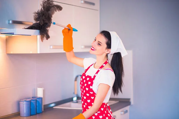 Portret Van Een Jonge Gelukkig Huishoudster Die Keuken Thuis Reinigt — Stockfoto