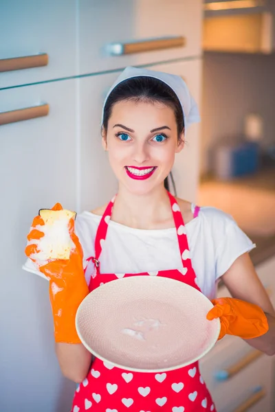 Ritratto Una Giovane Governante Sorridente Che Sta Piedi Sulla Cucina — Foto Stock