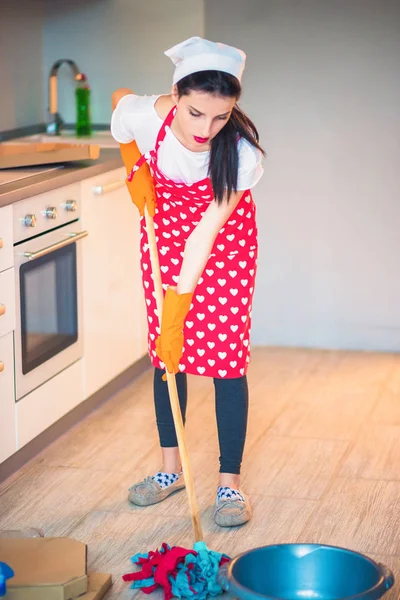 Portret Van Een Jonge Huishoudster Die Staat Keuken Wast Vloer — Stockfoto