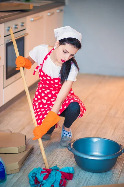 Ritratto Una Giovane Domestica Stanca Che Siede Cucina Lava Pavimento — Foto Stock