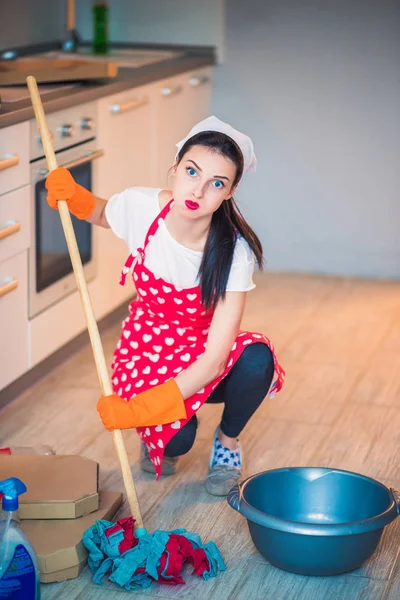 Ritratto Una Giovane Domestica Stanca Che Siede Cucina Lava Pavimento — Foto Stock