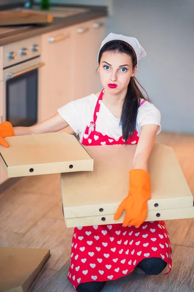 Portret Van Een Jonge Vermoeide Huishoudster Die Zit Vloer Keuken — Stockfoto