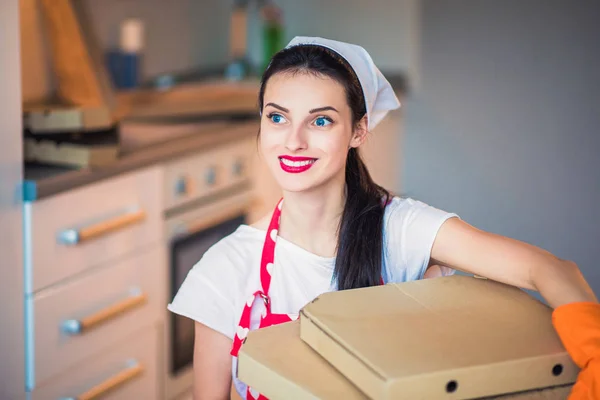 Portret Młodego Uśmiechający Się Gospodyni Która Utrzymuje Pizza Pola Kuchni — Zdjęcie stockowe
