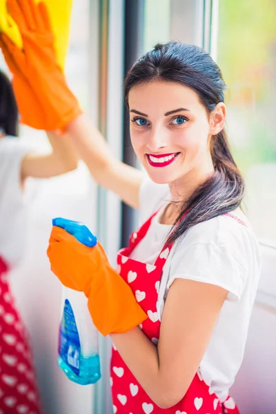 Portrait Une Jeune Femme Brune Heureuse Qui Lave Miroir Maison — Photo
