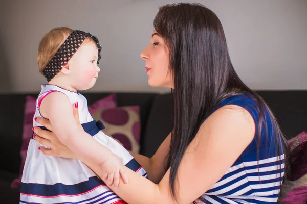 Mutter Und Kleine Tochter Spielen Auf Der Couch — Stockfoto