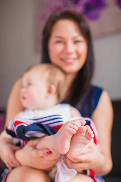 Mamá Hija Recién Nacidos — Foto de Stock