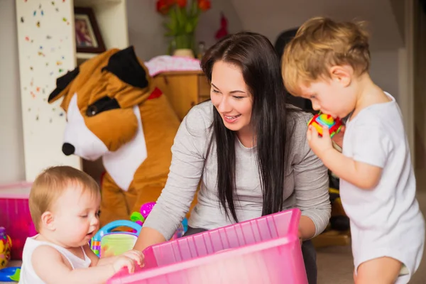 Babysitter Spielt Mit Kindern — Stockfoto