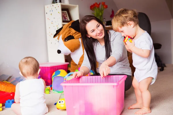 Eine Mutter Wird Mit Kindern Gespielt — Stockfoto