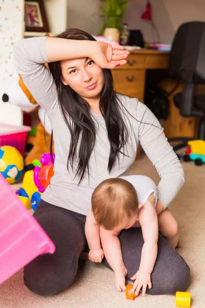 Stress Mutter Mit Kindern Beschäftigt — Stockfoto