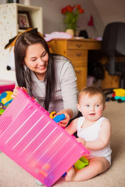 Mutter Spielt Zimmer Mit Tochter — Stockfoto