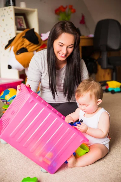 Una Madre Juega Una Habitación Con Hija — Foto de Stock