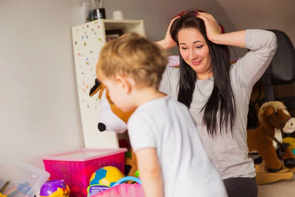 Babysitter Spielt Mit Kindern — Stockfoto