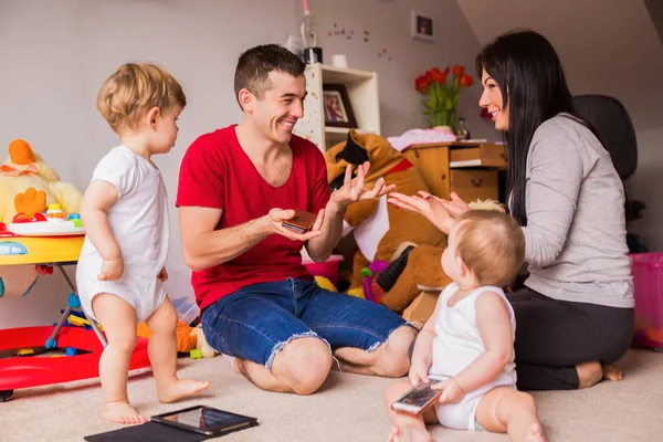 Gelukkig Drukke Familiehuis — Stockfoto