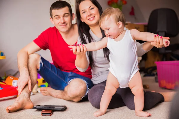 Die Ersten Schritte Baby Gehen Kleine Füße — Stockfoto