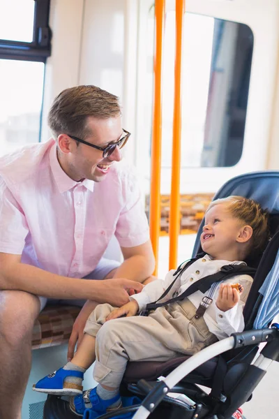 Joven Padre Sienta Autobús Mira Pequeño Hijo Sonriente — Foto de Stock