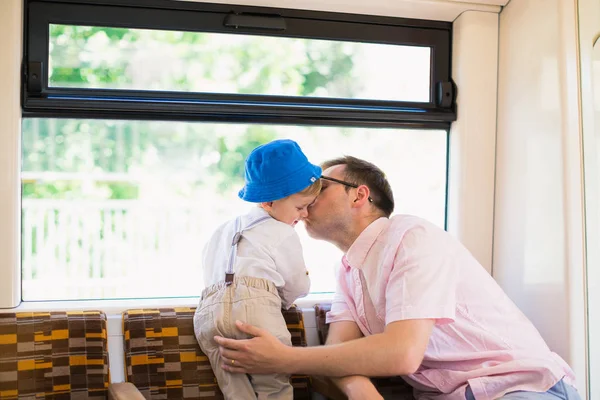 Feliz Padre Besa Pequeño Hijo Alegre Autobús — Foto de Stock