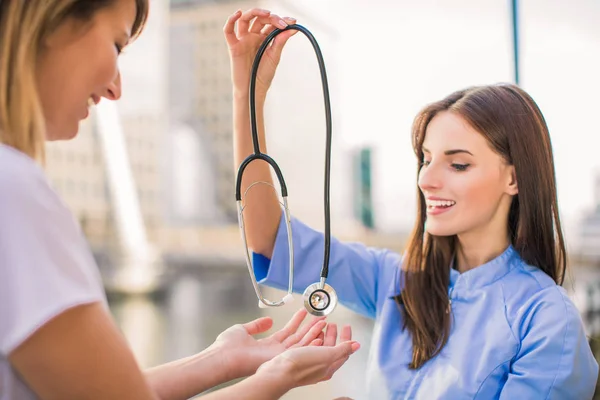 Close Sorrindo Jovem Enfermeira Estetoscópio Para Médico Feminino Livre — Fotografia de Stock