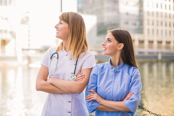 Dois Jovens Médicos Sorridentes Ficam Parados Olham Para Lado Livre — Fotografia de Stock
