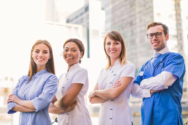 Vier Gelukkig Gezondheidswerkers Staan Werkeloos Buiten — Stockfoto