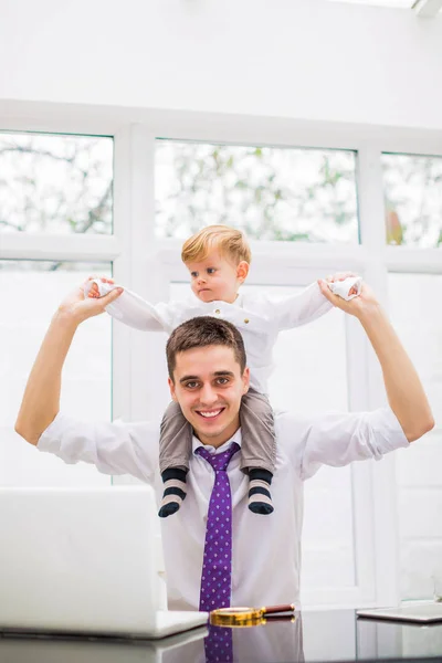 Junger Vater Sitzt Tisch Mit Kleinem Sohn Auf Den Schultern — Stockfoto
