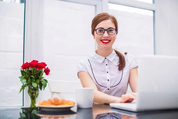 Ung Smilende Forretningskvinne Sitter Ved Bordet Bruker Laptop Kontoret – stockfoto