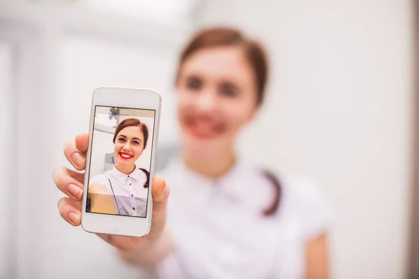 Junge Attraktive Frau Hält Das Telefon Der Hand Und Zeigt — Stockfoto