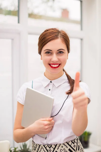 Retrato Una Joven Mujer Negocios Sonriente Que Tiene Tableta Mano —  Fotos de Stock