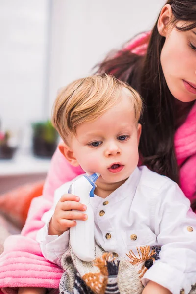 Besorgte Mutter Sitzt Hause Mit Krankem Kleinen Sohn Bett Der — Stockfoto