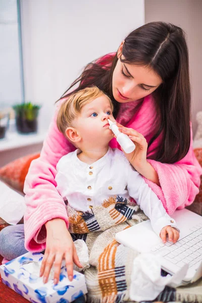 Joven Madre Sienta Con Pequeño Hijo Cama Con Servilletas Portátil — Foto de Stock