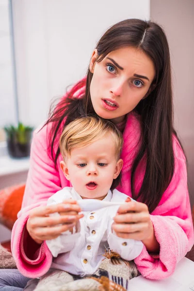 Retrato Madre Enferma Que Sienta Cama Casa Con Pequeño Hijo — Foto de Stock