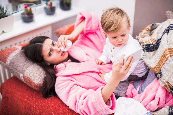 Enfermo Joven Madre Acuesta Cama Casa Con Pequeño Hijo Cerca — Foto de Stock