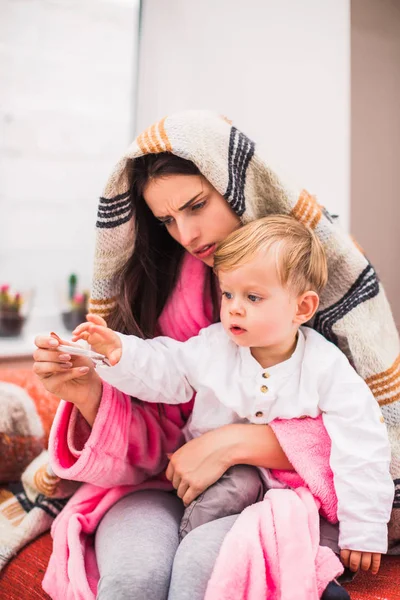 Kranke Junge Mutter Sitzt Mit Kleinem Sohn Hause Bett Und — Stockfoto