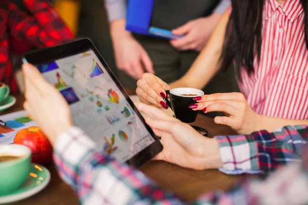 Photo Des Élèves Assis Table Avec Tablette Dans Les Mains — Photo