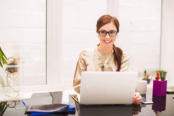 Young Cheerful Business Woman Sits Table Laptop Folders Office — Stock Photo, Image
