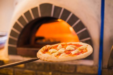 Hazır pizza pizza küreği mutfakta fırın yakınındaki üzerinde kapatın
