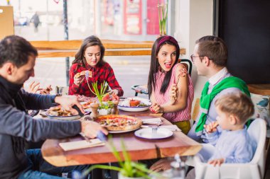 Aile ile onların sokulgan ile farklı yemek masada oturur, kadın kocasına bir restoranda dilim et verir