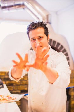 Şef Cafe mutfaktaki kirli elleri gösterir