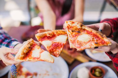 İnsanların Closeup üç dilim pizza restoran ellerinde tutmak