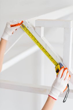Yakın birinin elleri yukarı ölçmek beşik teyp kapalı ölçme yardımıyla