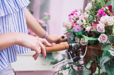 Hangi kadın açık havada tutar çiçekli Bisiklet fotoğraf