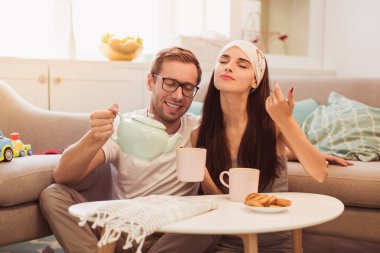 Oda ve dökme çay Kupası ve kadın kokusu koklama erkek katta masada oturan genç romantik çift