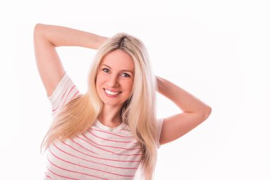 Gülümseyen ve tutmak bir baş beyaz arka planı arkasında eller genç güzel sarışın kadın portresi