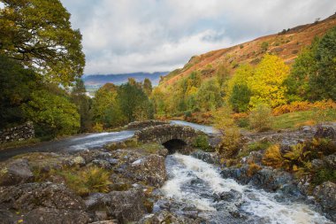 Brook ve ağaçlar ve dağlar çevresinde küçük Köprüsü muhteşem manzarasına