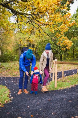Mutlu gülümseyen annem ve babam şirin küçük oğlu doğa üzerinde dokunmayın