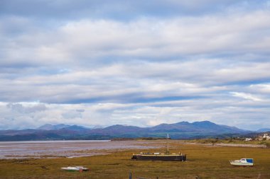 Göl, gölün çevresinde dağlar sahil teknede