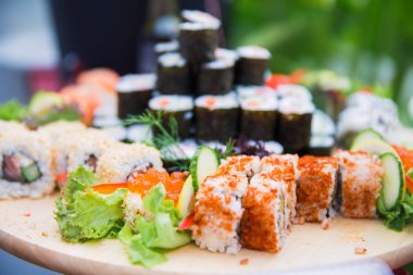 Yakın çekim farklı suşi bir tepsi